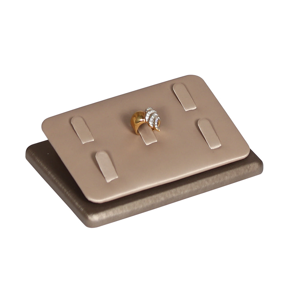 Expositor de 5 anillos en color dorado champán con detalles en marrón beige