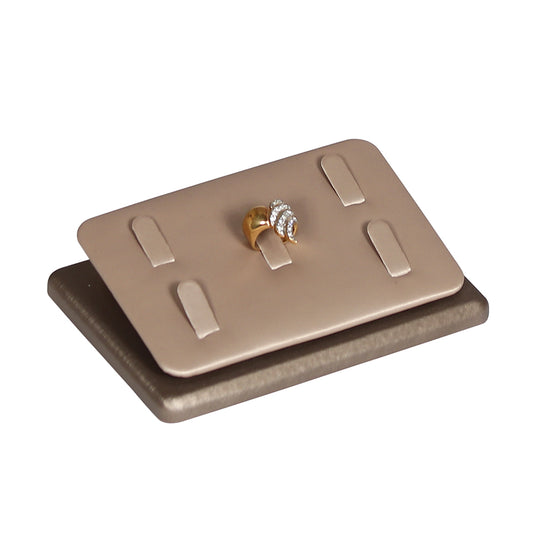 Expositor de 5 anillos en color dorado champán con detalles en marrón beige