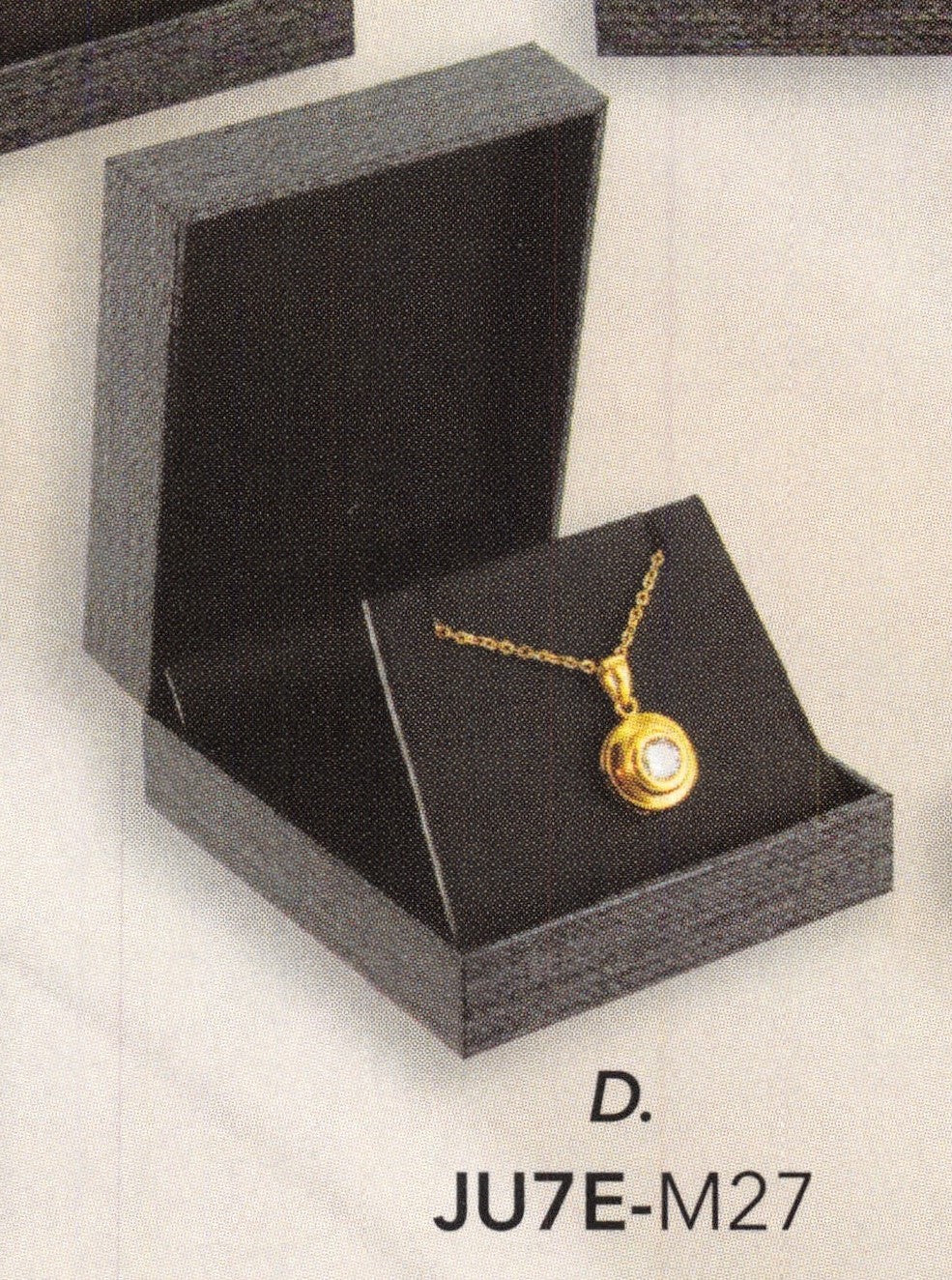 Caja gris de malla premium con
Parte superior acolchada con inserción de cuero sintético negro