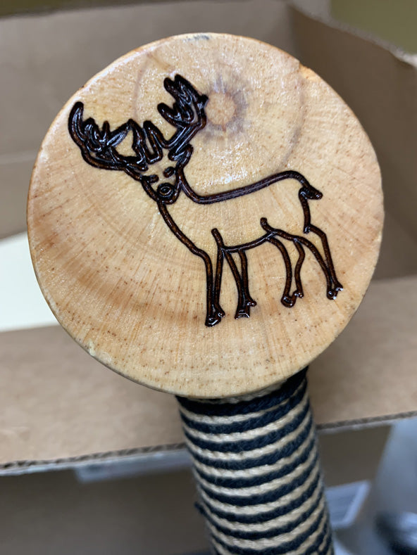 Bastón de senderismo de madera de pino de 55" con cabeza redonda y forrado con cuerda, punta de goma reforzada con metal